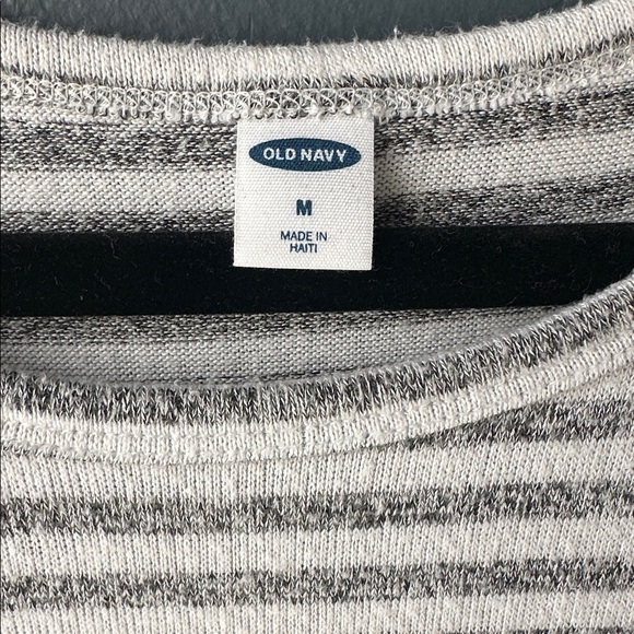🩶 OLD NAVY women’s Long Sleeve Tee shirt size medium M gray and white stripes - Picture 6 of 7